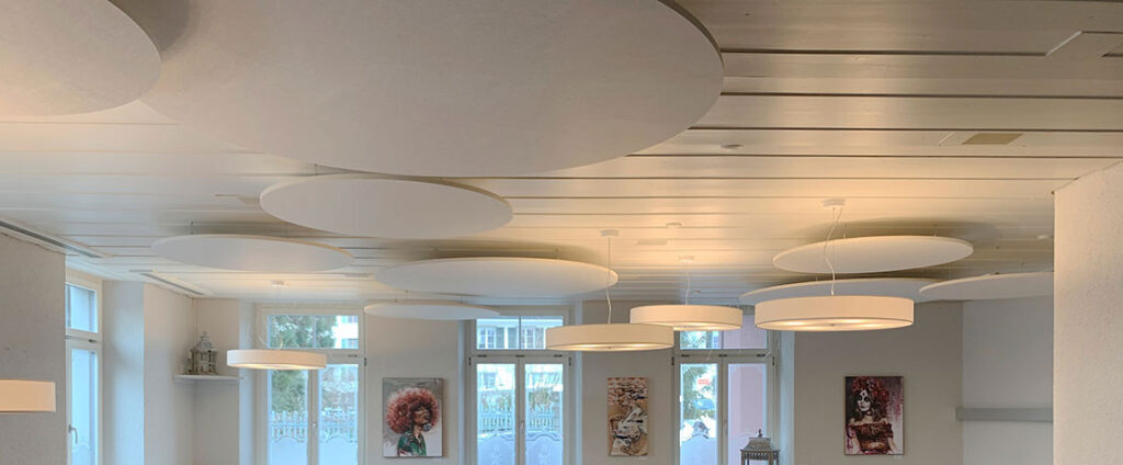 Voiles de plafond dans le bistrot