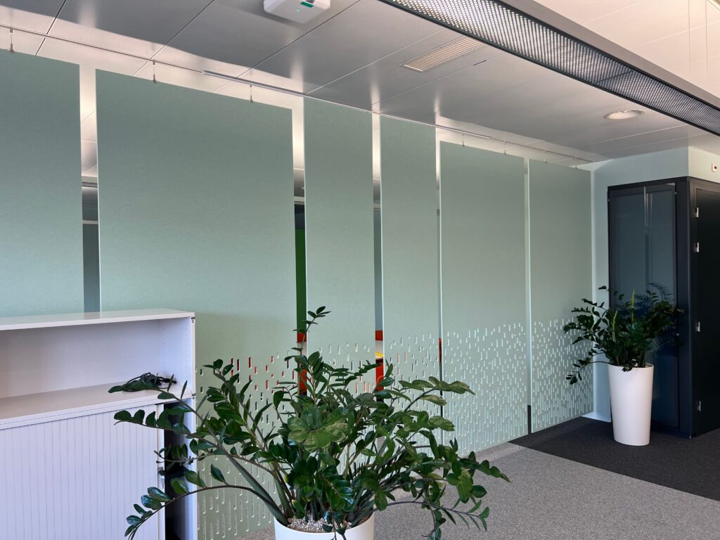 Séparateurs acoustiques avec perforations pour les bureaux paysagers.