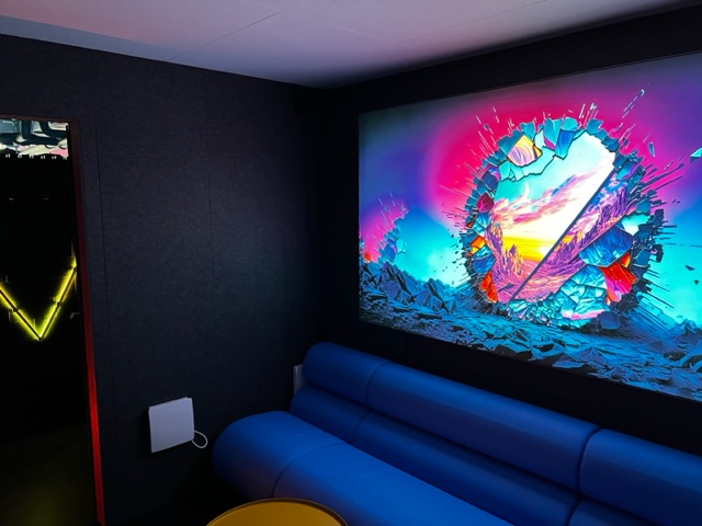 Karaoke-Kabine mit Bildschirm und integrierter Medientechnik für professionelle Karaoke-Anwendungen.