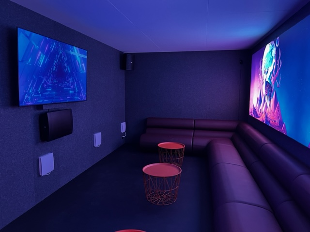 Innenansicht einer Karaoke-Kabine mit individuell gestalteter Raumakustik und Beleuchtung von Akustikbauer.